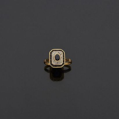 null Bague rectangulaire en or jaune 18K (750) sertie de diamants et de saphirs dont...