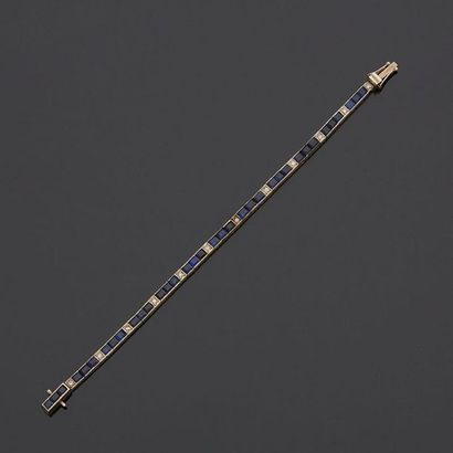null Bracelet bandeau en or gris 9K (375) serti de diamants et saphirs.
Poids brut...