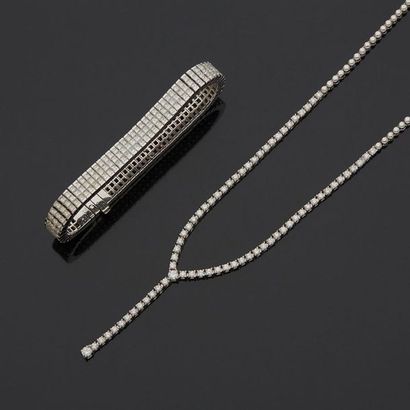 null Parure en or gris 18K (750) et diamants composée d'un bracelet trois rangs de...
