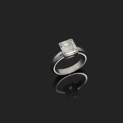 null Bague en or gris 18K (750) ornée d’un diamant taille émeraude.
Poids du diamant...