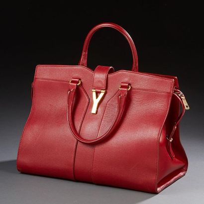 null Yves SAINT-LAURENT 
Grand sac cabas en cuir rouge agrémenté d'une languette...