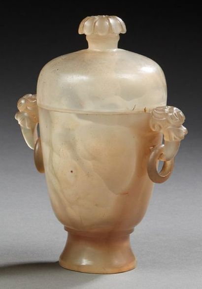 CHINE XXe siècle Set including: small covered agate pot resting on a pedestal, the...