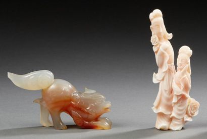 CHINE XXe siècle Set including: small covered agate pot resting on a pedestal, the...