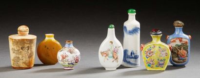Chine XIXe siècle Sept flacons tabatières : cylindrique en porcelaine bleu-blanc...