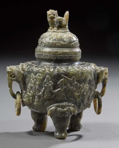 CHINE XXe siècle. 
Urne en pierre dure tripode, le corps orné de combattants.
H....