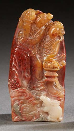 CHINE XXe siècle Set consisting of a small hard stone rock depicting two young women...