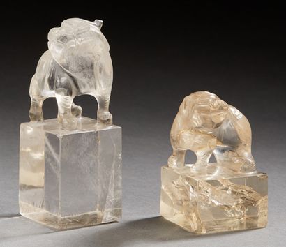 CHINE XXe siècle Two rock crystal stamps topped with chimera and qilin.
H.: 6.5 and...