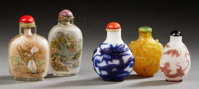 CHINE XXe siècle Three overlay glass snuffboxes, decorated with dragon, bats and...