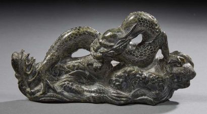CHINE XXe siècle Hard stone group with an openwork dragon.
Length: 26 cm.