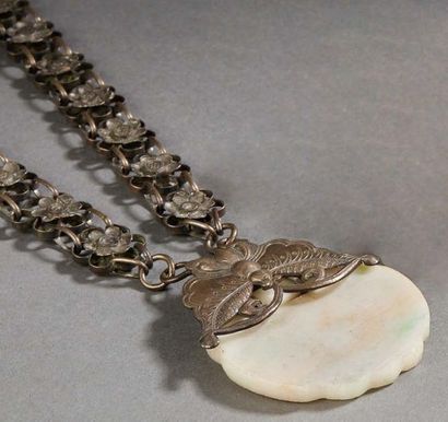 CHINE Metal pendant and hard stone medallion held by a stylized butterfly.
Long....