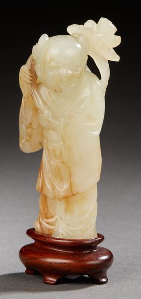 Chine XIXe siècle Petite statuette d'enfant debout en néphrite céladon, tenant une...