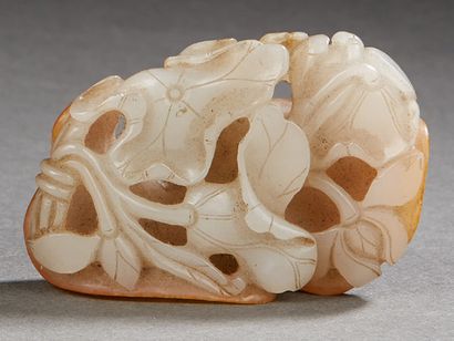 Chine XIXe siècle Small group in celadon nephrite and rust, lotus leaves and bird.
L.:...