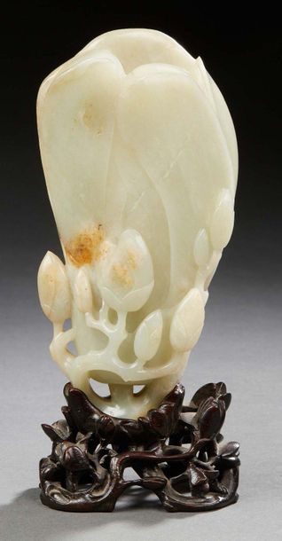 Chine XIXe siècle Vase en néphrite céladon et rouille figurant une fleur de camélia...