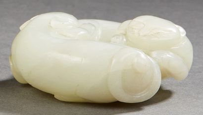 Chine XIXe siècle Group in celadon nephrite, two cats playing, legs on top of each...