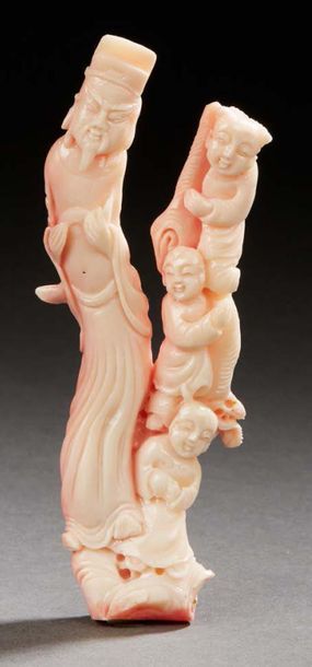 CHINE XXe siècle Group in white and pink coral, immortal and smiling children climbing...