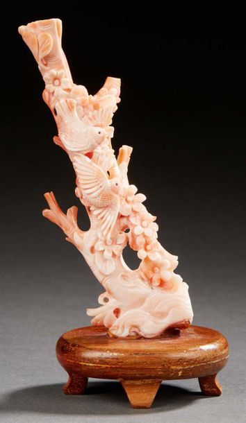 CHINE début XXe siècle Groupe en corail rose sculpté d'oiseaux et de fleurs
H. :...