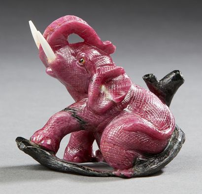 CHINE, XXe siècle Petit sujet en racine de rubis représentant un éléphant assis,...