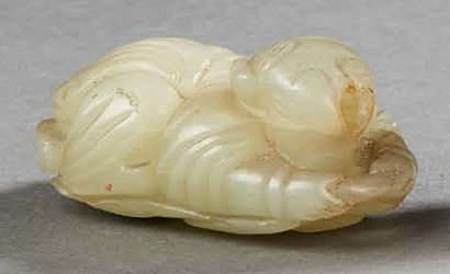 Chine XIXe siècle Small group in celadon nephrite forming a snuffbox bottle, child...