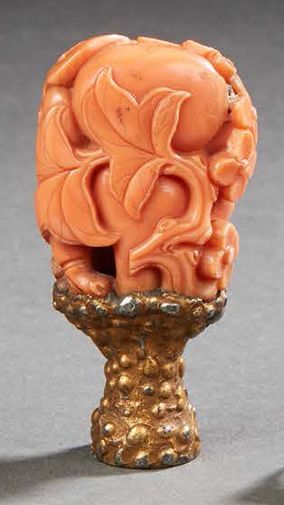 CHINE XXe siècle Carved coral stopper featuring bats, flowers and double gourds.
H.:...