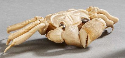 JAPON ÉPOQUE MEIJI (1868 1912) 
Petit okimono en ivoire, crabe articulé.
L. : 8 cm.
(manques...