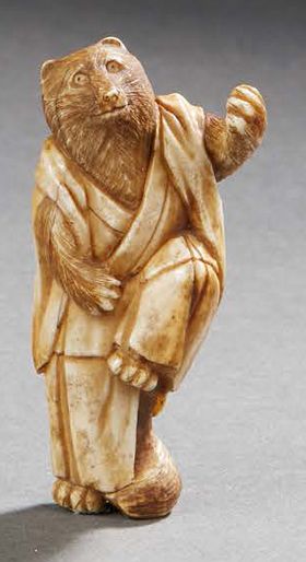 JAPON ÉPOQUE MEIJI (1868 1912) 
Ivory Netsuke, tanuki dressed as dancing priest.
H.:...