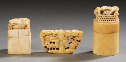 CHINE vers 1900 
Set in ivory and walrus tooth: opium box with fisherman's decoration,...