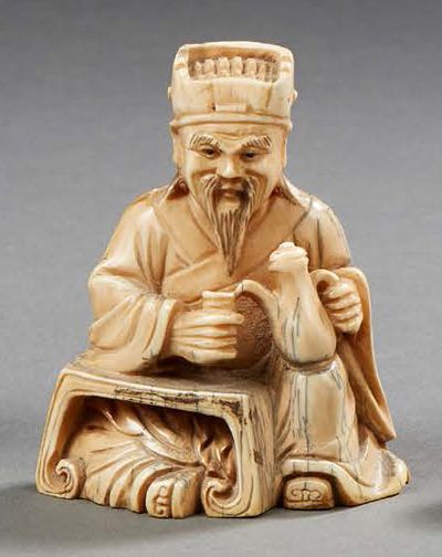 CHINE vers 1900 * Sujet en ivoire figurant un personnage assis buvant du thé.
H....
