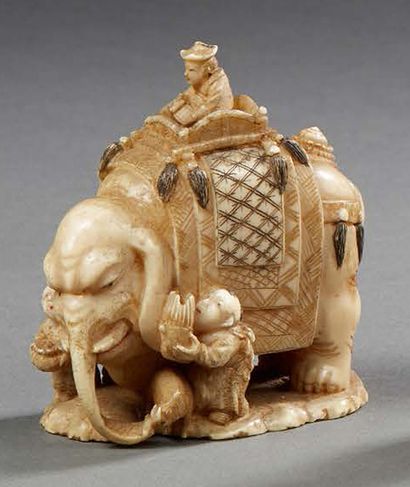 JAPON ÉPOQUE MEIJI (1868 1912) 
Set in ivory and walrus tooth: small box in the shape...