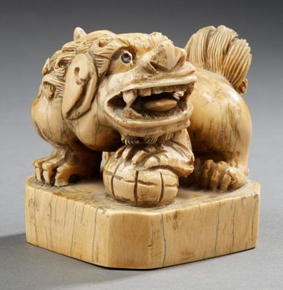 CHINE vers 1900 * Important cachet en ivoire sculptée figurant un chien de fô.
H....