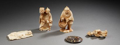 JAPON vers 1900 
Set comprising three ivory subjects, a bronze tsuba decorated with...