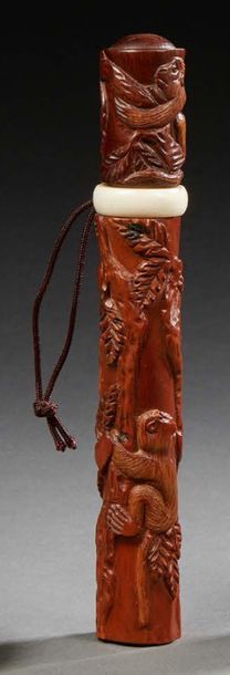 CHINE Etui en bois sculpté de singes et de branchages.
Monture en ivoire.
L. : 17...