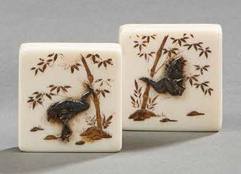 JAPON ÉPOQUE MEIJI (1868 1912) 
Pair of square bone buttons decorated with a heron...
