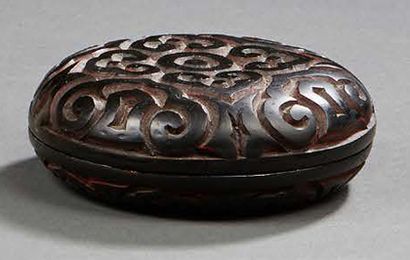 Chine XIXe siècle Small round wooden box with geometric decoration.
Diam: 7 cm.