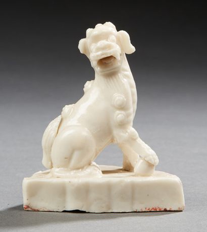 CHINE XVIIIe siècle Petit sujet en porcelaine blanc de
Chine représentant un chien...