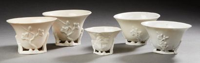CHINE vers 1900 
Cinq coupes libatoires en porcelaine émaillée blanc à décor moulé...