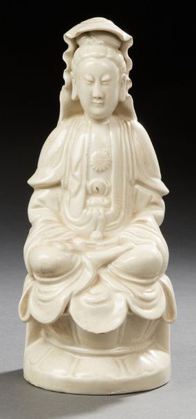 CHINE vers 1900 
Guanyin en porcelaine émaillée blanc, assise en padmasana sur un...