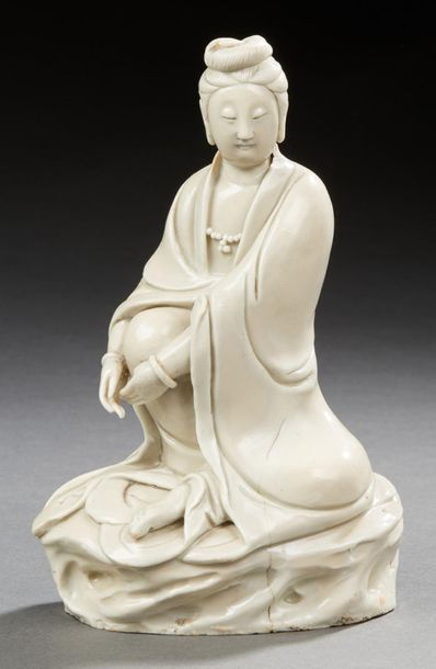 Chine XIXe siècle Statuette de Guayin en blanc de Chine, assise en position de délassement...