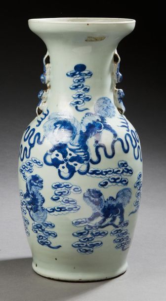 CHINE, Canton XXe siècle Vase balustre à col évasé en porcelaine céladon, à décor...