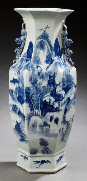 CHINE, Canton XXe siècle Vase hexagonal à pans à décor en bleu sous couverte de paysages...