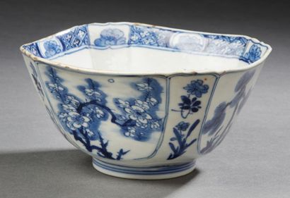 CHINE XVIIIe siècle Square porcelain bowl with cut sides decorated in blue under...