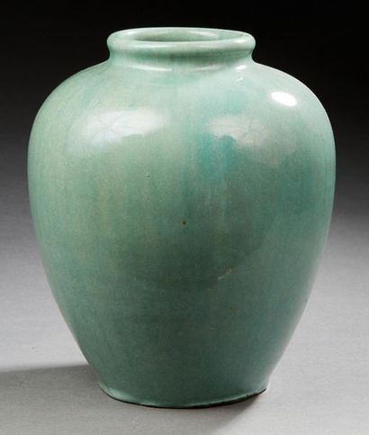 CHINE XXe siècle Baluster vase in celadon enamelled porcelain.
H.: 23 cm.
A blue-white...