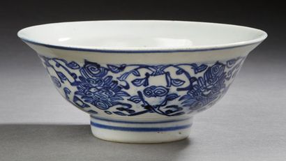 CHINE XXe siècle Vase balustre en porcelaine émaillée céladon.
H. : 23 cm.
On y joint...