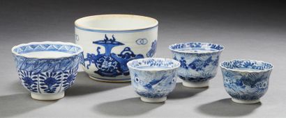 CHINE Blue-white porcelain set including three poly-lobed sorbets decorated with...