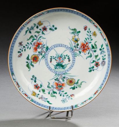 CHINE XVIIIe siècle Assiette en porcelaine à décor en bleu sous couverte et émaux...