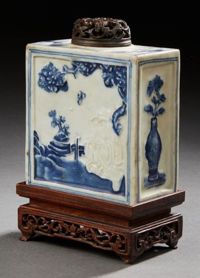 Chine XIXe siècle * Boîte à thé rectangulaire en porcelaine à décor blanc bleu en...