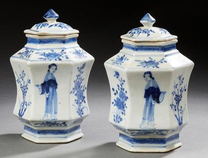 CHINE fin du XIXe siècle * Paire de pots couverts à pans coupés en porcelaine à décor...