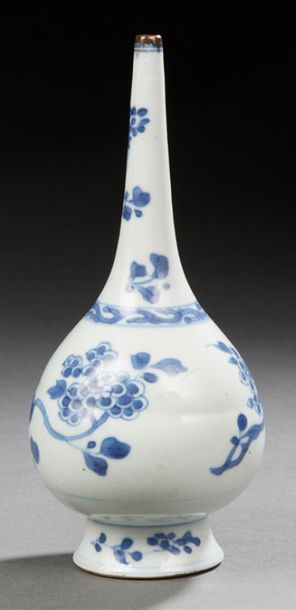 CHINE XVIIIe siècle Porcelain sprinkler with blue decoration under a cover of flowering...