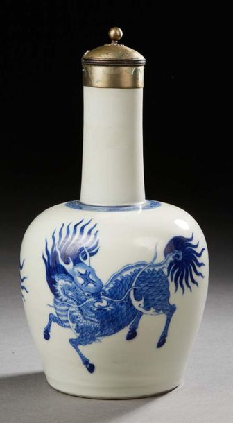 VIETNAM XIXe siècle Vase bouteille en porcelaine bleu blanc à décor de trois qilin.
Au...
