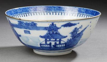 VIETNAM XIXe siècle Porcelain bowl decorated in blue with lake landscapes and pavilions,...