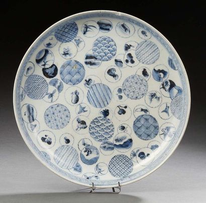 JAPON XXE SIECLE Plat en porcelaine à décor sous couverte de môn de brocarts.
Diam....